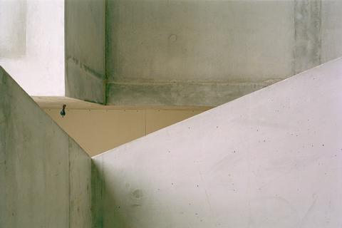 «Sans titre (Montreuil)», de la série «habiter / consommer / divertir», 2006-2012, tirage lambda contrecollé sur base, 50x60 cm
<br>© Anne-Sophie Aeby