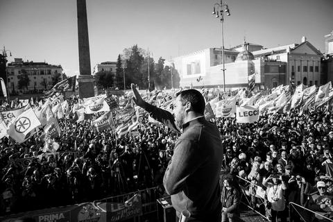 Matteo Salvini salutes a crowd of 80,000 supporters in Piazza del Popolo, Rome;
Vox Populi
2018
© Gianni Cipriano