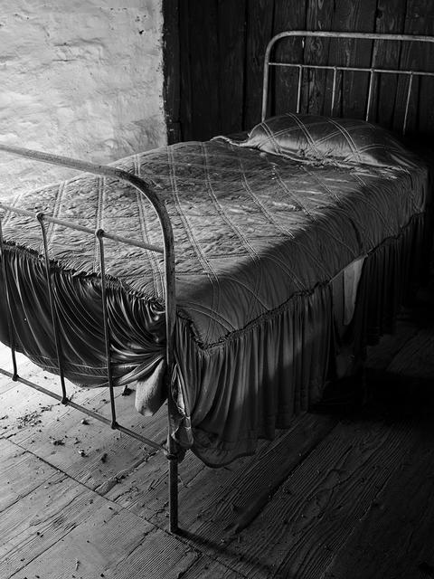Bed in L Ér, from the series Crest, 2020 © Stephen Kelly